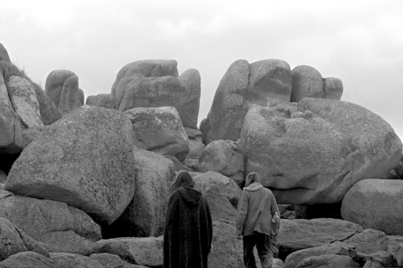 Céleste (Zoé Cauwet) und Xavier (Xavier Tanguy) suchen den ganzen Strand nach dem verschwundenen Mädchen vom Campingplatz ab. – Bild: ARTE France /​ © Stank