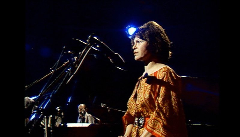 1976 hat Inge Brandenburg einen ihrer letzten großen Auftritte beim Jazzfestival in Frankfurt. Von ihrer Alkoholsucht und ausbleibenden Engagements gezeichnet zieht sie sich zunehmend aus der Öffentlichkeit zurück. – Bild: SWR