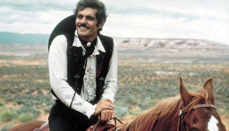 Der mexikanische Outlaw Colorado (Omar Sharif) und seine Gefährten bringen Sheriff Mackenna in ihre Gewalt. – Bild: ARD Degeto/​Columbia Pictures