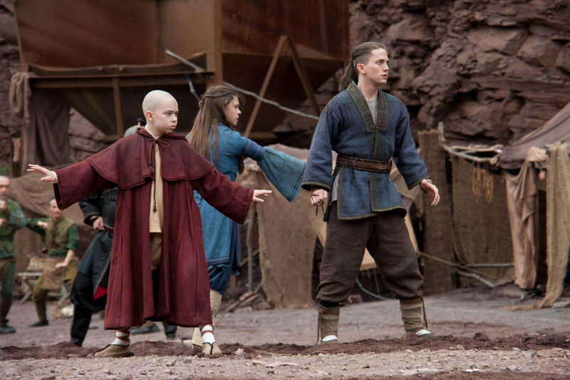 Haben einige Tricks auf Lager, um die Zhaos Armee in Schach zu halten: (v.l.n.r.) Aang (Noah Ringer), Katara (Nicola Peltz) und Sokka (Jackson Rathbone) ... – Bild: 4+ Haben einige Tricks auf Lager, um die Zhaos Armee in Schach zu halten: (v.l.n.r.) Aang (Noah Ringer), Katara (Nicola Peltz) und Sokka (Jackson Rathbone) ... – Bild: 4+