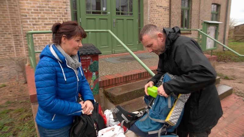 Kersten Koepcke von der evangelischen Kirche zeigt Sibylle Rothe was wirklich in einen Pilgerrucksack gehört. – Bild: NDR Kersten Koepcke von der evangelischen Kirche zeigt Sibylle Rothe was wirklich in einen Pilgerrucksack gehört. – Bild: NDR