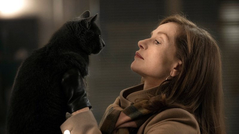 Michèle Leblanc (Isabelle Huppert), die knallharte Geschäftsfrau, die gleich zu Beginn des Films von einem maskierten Mann in ihrem Haus brutal vergewaltigt wird. Doch scheint sie das nicht sonderlich aus der Bahn zu werfen: Warum geht sie nicht zur Polizei? Wer ist der Angreifer? Ist er Teil eines Spiels, einer sexuellen Fantasie? Die Antworten werden jeden Zuschauer überraschen. – Bild: ZDF und WDR/MFA+ FilmDistribution. Michèle Leblanc (Isabelle Huppert), die knallharte Geschäftsfrau, die gleich zu Beginn des Films von einem maskierten Mann in ihrem Haus brutal vergewaltigt wird. Doch scheint sie das nicht sonderlich aus der Bahn zu werfen: Warum geht sie nicht zur Polizei? Wer ist der Angreifer? Ist er Teil eines Spiels, einer sexuellen Fantasie? Die Antworten werden jeden Zuschauer überraschen. – Bild: ZDF und WDR/MFA+ FilmDistribution.