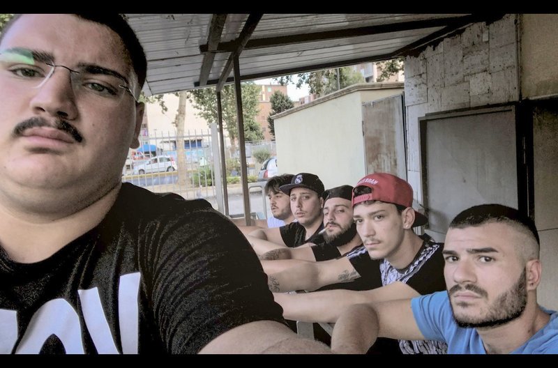 Pietro (li.) und die anderen Freunde vom unschuldig getöteten Davide Bifolco – Bild: Magnéto Presse / Pietro (li.) und die anderen Freunde vom unschuldig getöteten Davide Bifolco Pietro (li.) und die anderen Freunde vom unschuldig getöteten Davide Bifolco – Bild: Magnéto Presse / Pietro (li.) und die anderen Freunde vom unschuldig getöteten Davide Bifolco