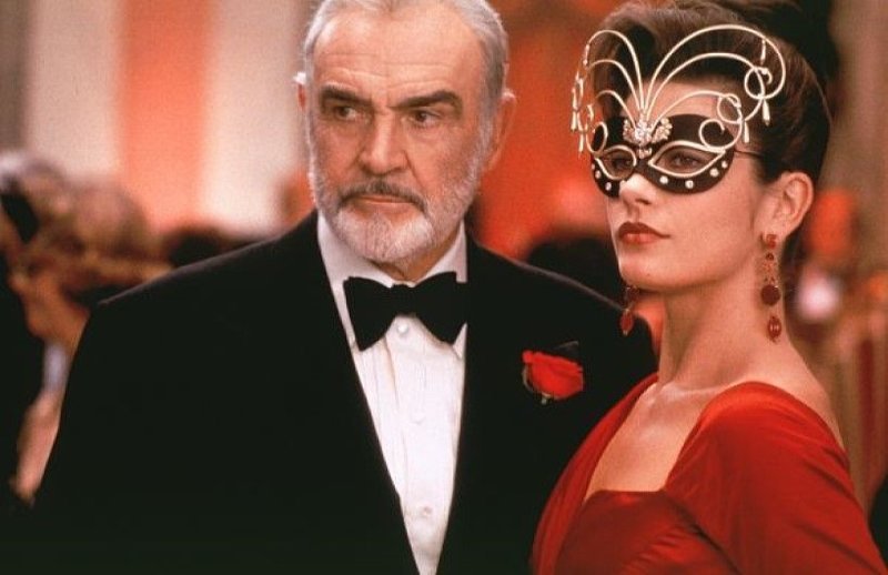 L-R: Robert MacDougal (Sean Connery) und Virginia (Catherine Zeta-Jones) planen einen grossen Coup. – Bild: ServusTV