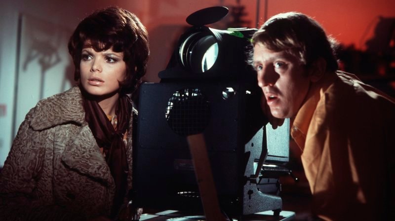 Danny Fergusson (Uschi Glas, li.) und David Armstrong (Vadim Glowna) versuchen dem Mörder auf die Schliche zu kommen. – Bild: MDR/​rbb/​Tobis Film