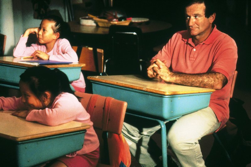 Jack (Robin Williams) ist erst zehn Jahre alt, sieht aber aus wie ein 40-jähriger. Seine Mitschüler sind natürlich irritiert. – Bild: S1