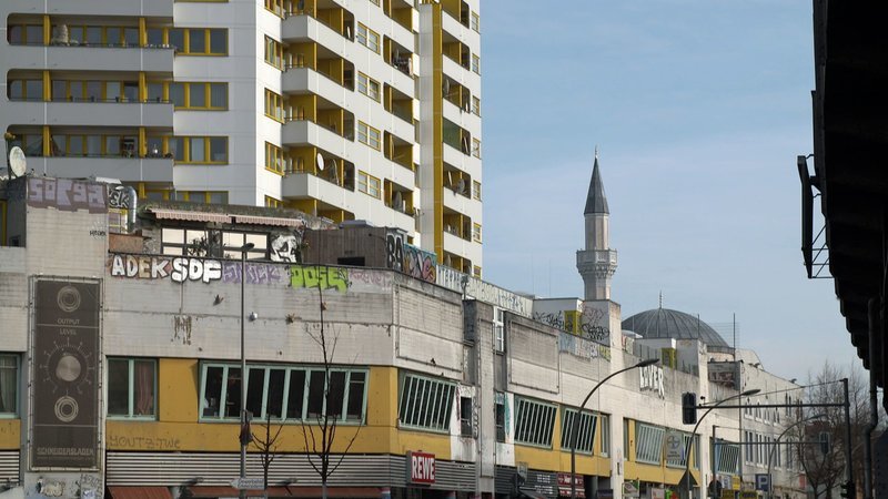 In Kreuzberg und Neukölln haben kriminelle Mitglieder arabischer Großfamilien die Straßen unter sich aufgeteilt. – Bild: ZDF und Oliver Gurr.