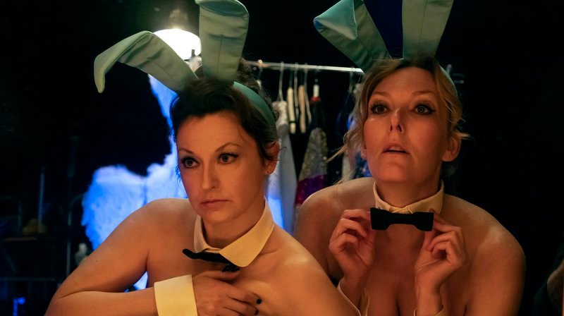 Legen vor dem Auftritt letzte Hand an: Ditte (Ditte Hansen) und Louise (Louise Mieritz). – Bild: NDR/​ChristianGeisnæs