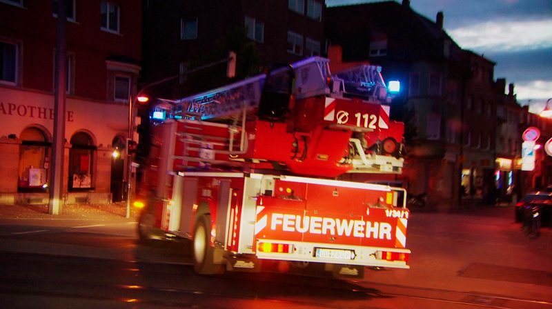 Drei Autoren und zwei Kamerateams des SWR Wissensmagazins „odysso“ begleiteten in 24-Stunden-Schichten eine Woche lang die Berufsfeuerwehr Ludwigshafen bei ihren Einsätzen. – Bild: SWR