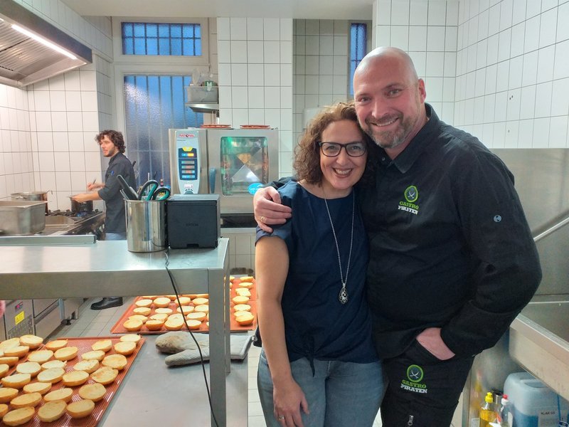 Gastro-Berater René Kaplick hilft Gründern bei den ersten Schritten zum eigenen Restaurant. – Bild: ZDF und Boris Quatram.