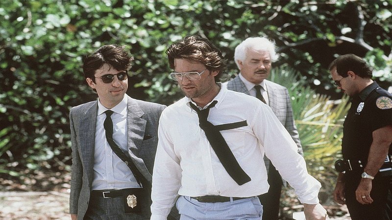 Martinez (Andy Garcia, l.), Malcolm (Kurt Russell, vorne) und Wilson (Richard Bradford, 2.v.r.) am Ort des Verbrechens Nr.4 … – Bild: Star TV