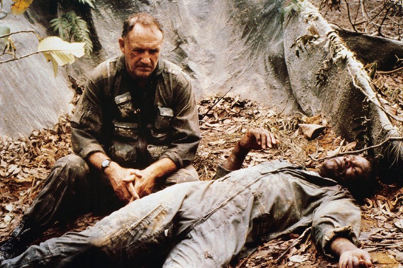 Als Hambleton (Gene Hackman, l.) und „Bird-Dog“ Clark (Danny Glover) mit dem Helikopter zur Landung ansetzen, geraten sie unter feindlichen Beschuss. Sie stürzen ab … – Bild: RTL NITRO Als Hambleton (Gene Hackman, l.) und „Bird-Dog“ Clark (Danny Glover) mit dem Helikopter zur Landung ansetzen, geraten sie unter feindlichen Beschuss. Sie stürzen ab … – Bild: RTL NITRO
