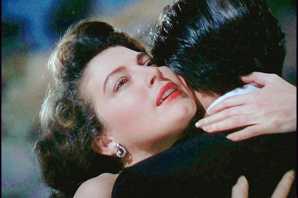 Die Seele ihres Geliebten Hendrik (James Mason) kann Pandora (Ava Gardner) nur befreien, wenn sie ihn genug liebt, um für ihn zu sterben. – Bild: ZDF Honorarfreie Verwendung nur im Zusammenhang mit genannter Sendung und bei folgender Nennung „Bild: Sendeanstalt / Copyright“. Andere Verwendungen nur nach vorheriger Absprache: ARTE-Bildredaktion