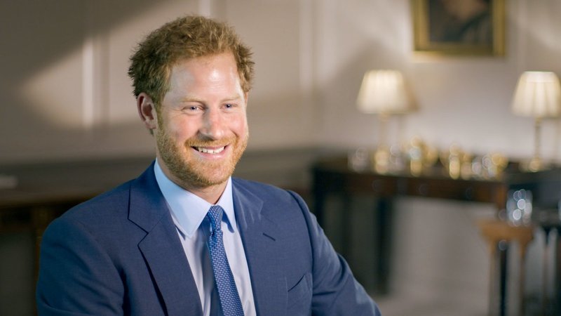 Prinz Harry wird für den 90. Geburtstag seiner Großmutter interviewt. – Bild: Peter Thorn /​ ORF /​ BBC