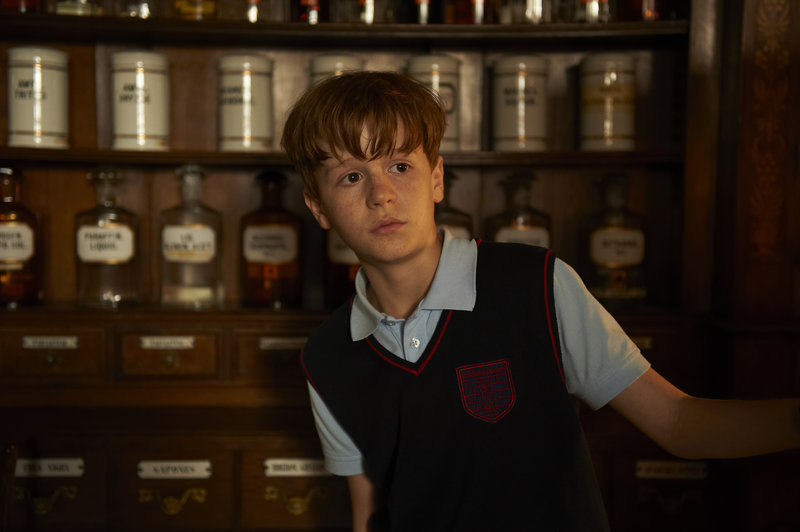 Karl (Jonas Holdenrieder) darf wegen seiner Gespenstergeschichten, die ihm keiner glaubt, nicht am großen Fest auf dem Marktplatz teilnehmen. – Bild: ZDF/Universum Film Karl (Jonas Holdenrieder) darf wegen seiner Gespenstergeschichten, die ihm keiner glaubt, nicht am großen Fest auf dem Marktplatz teilnehmen. – Bild: ZDF/Universum Film