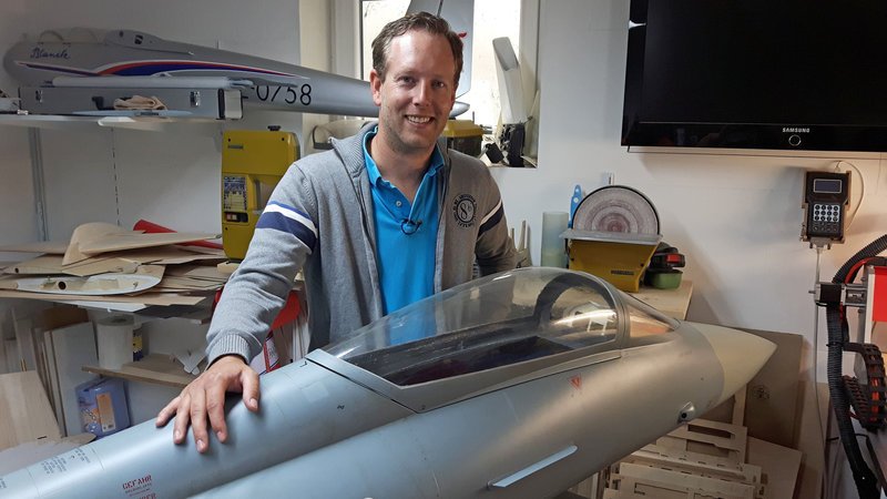 Bildunterschrift: Der ganze Stolz von Flugzeugmodellbauer Florian Keilwitz ist sein Nachbau des Eurofighters. – Bild: N24 Doku