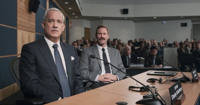 Tom Hanks stars in Clint Eastwood’s thrilling tribute to airline pilot Chesley „Sully“ Sullenberger, who in 2009 heroically landed his disabled plane onto the frigid waters of the Hudson River, saving the lives of all 155 aboard. – Bild: Warner Bros. Lizenzbild frei