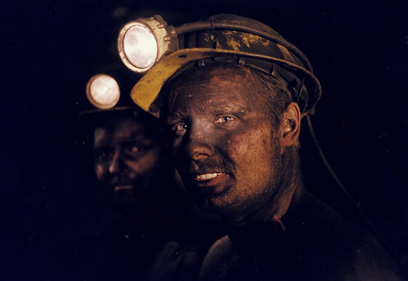Eine weltweite Gefahr sind zerstörerische Kohlebrände: Am größten Brandherd in der Mongolei erforscht ein deutsch-chinesisches Geologenteam die Brandursachen und neue Löschmethoden. (nachgestellte Szene) – Bild: WELT