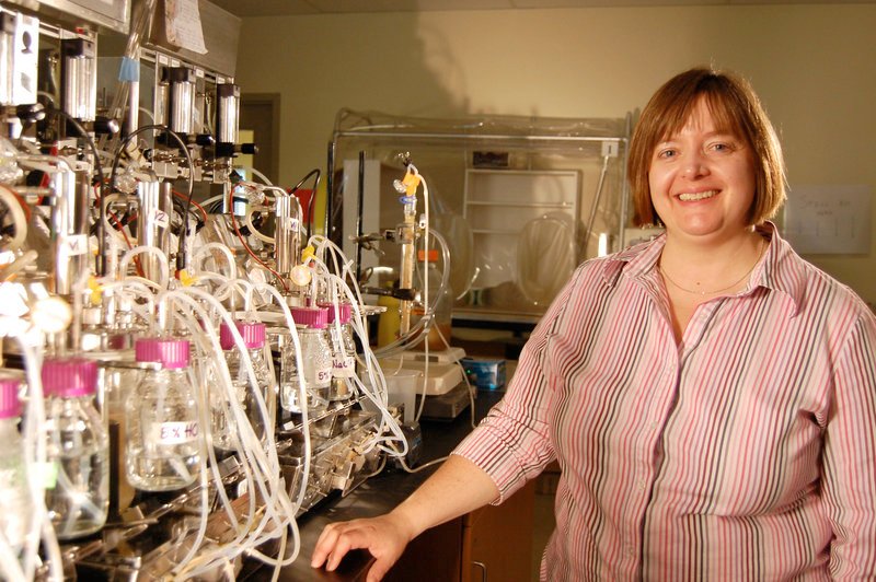 Mikroökologin Dr. Emma Allen-Vercoe im Labor der University of Guelph, Kanada – Bild: ARTE F / © Christopher Sumpton Mikroökologin Dr. Emma Allen-Vercoe im Labor der University of Guelph, Kanada – Bild: ARTE F / © Christopher Sumpton