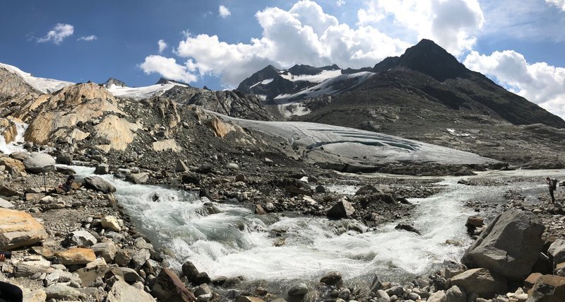 Die Gletscherschmelze nimmt dramatische Ausmaße an, bald wird nur noch wenig vom „ewigen Eis“ übrig sein. Weiteres Bildmaterial finden Sie unter www.br-foto.de – Bild: BR/​Spiegel TV GmbH/​Frank Gensthaler