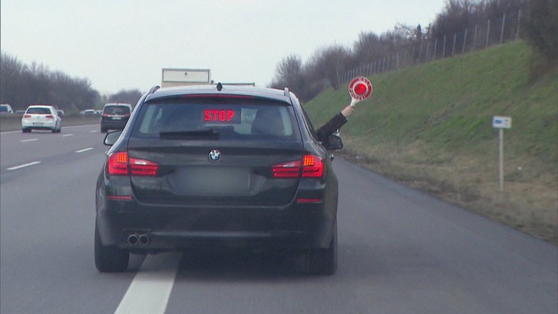 Bildunterschrift: Das Sicherstellen von gestohlenen Fahrzeugen oder gefälschten Papieren gehört zum täglichen Geschäft der Schleierfahnder. – Bild: N24 Doku