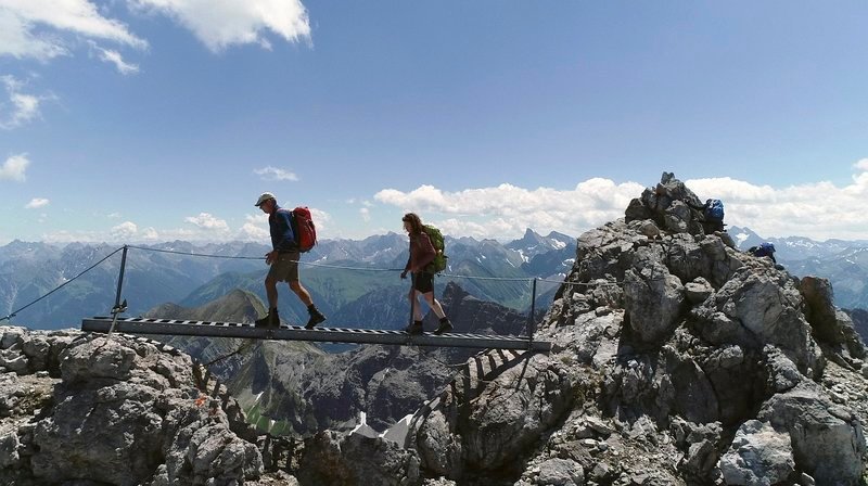Bergsteiger überqueren die Himmelsleiter auf dem Heilbronner Weg. – Bild: HR/​Boris Wloka