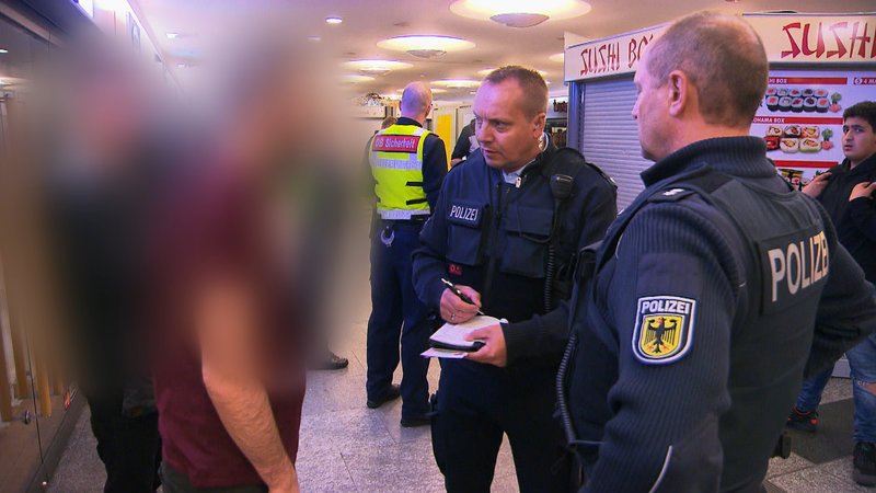 Nach einer Schlägerei im Bremer Hauptbahnhof befragt Günter Krebs einen Beteiligten. – Bild: ZDF und Kai Posmik /​ i&u TV