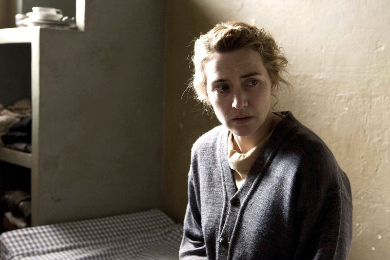 Hanna (Kate Winslet) ist zu einer Gefängnisstrafe verurteilt worden, weil sie als Aufseherin in einem Konzentrationslager verbrechen begangen hat. – Bild: ZDF und ARD Degeto/​Weinstein