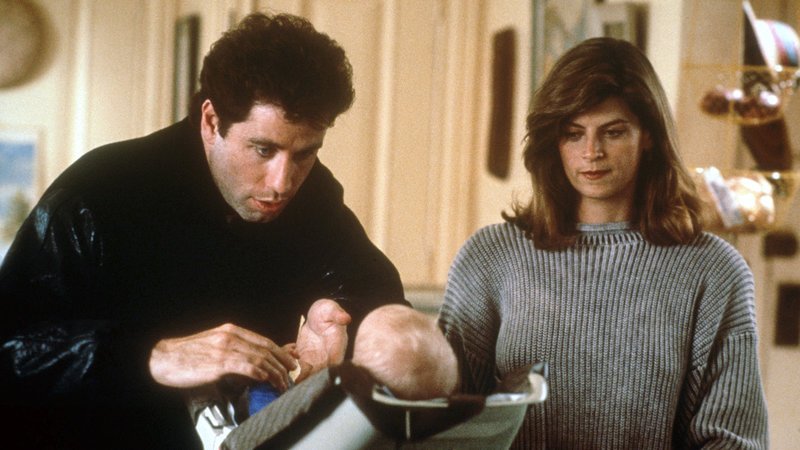 James (John Travolta) und Mollie (Kirstie Alley) und Baby Mikey – Bild: RTL Zwei James (John Travolta) und Mollie (Kirstie Alley) und Baby Mikey – Bild: RTL Zwei