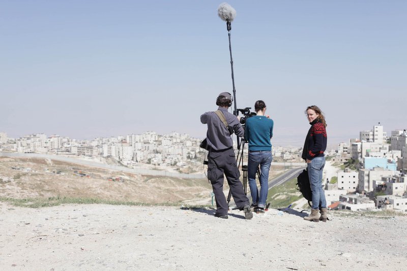 Filmarbeiten Issawiya, Jerusalem /​ Felix Andriessens, Kirsten Weingarten, Constanze Knoche (v.l.n.r.) – Bild: ZDF und Constanze Leis