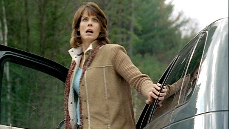 Auch Emma Decker (Alexandra Paul) bemerkt die riesige Lawine aus Geröll und Erde.. – Bild: RTL Zwei Auch Emma Decker (Alexandra Paul) bemerkt die riesige Lawine aus Geröll und Erde.. – Bild: RTL Zwei
