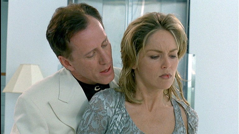 Ned Trent (James Woods) macht der schönen May (Sharon Stone) einen dicken Struch durch die Rachepläne… – Bild: RTL Zwei