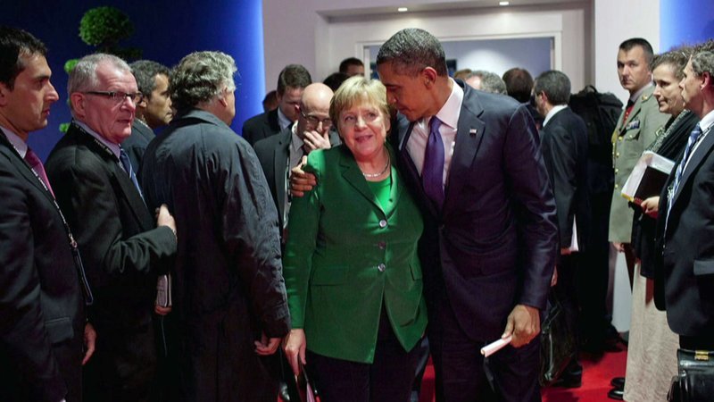 Angela Merkel, die Mächtige, Barack Obama, der Mächtigere: 2011, am Rande des G20-Treffens in Cannes kämpfte die Kanzlerin mit den Tränen. – Bild: ORF