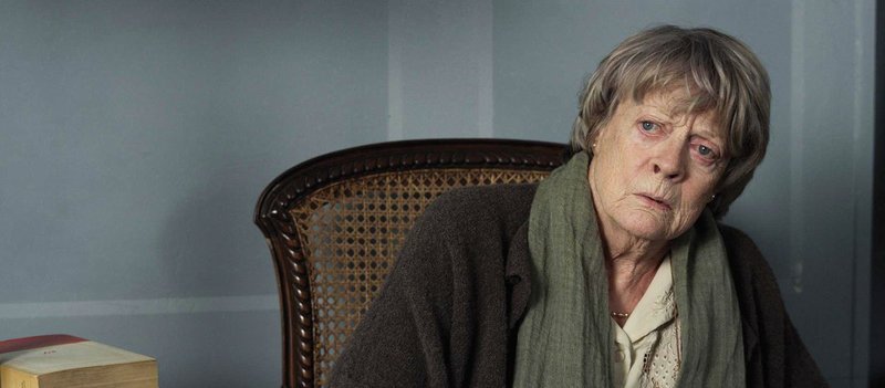 Mathilde (Maggie Smith) ist geschockt. Muss sie tatsächlich mit ihren 92 Jahren noch umziehen? – Bild: AscotElite Mathilde (Maggie Smith) ist geschockt. Muss sie tatsächlich mit ihren 92 Jahren noch umziehen? – Bild: AscotElite