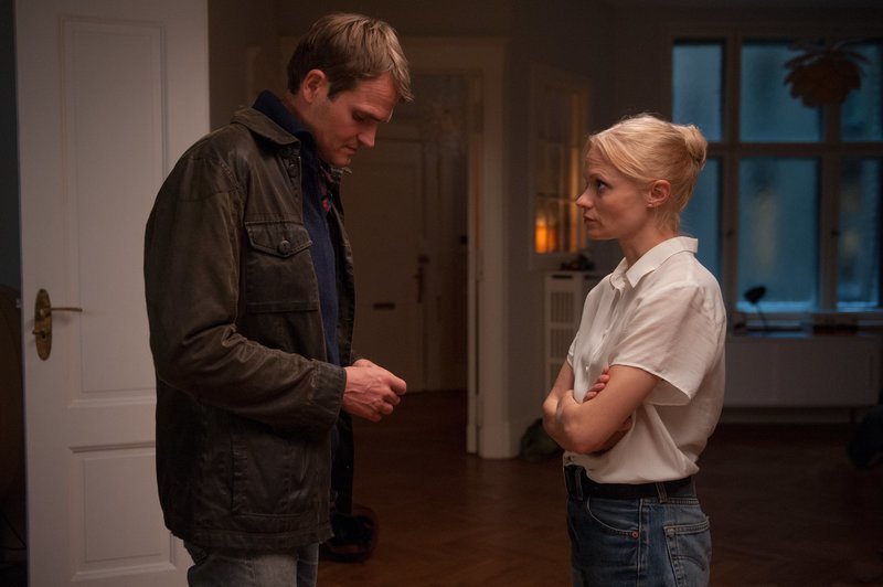Silvi (Mavie Hörbiger) sieht mit Alex (Fabian Hinrichs) keine Zukunft und schickt ihn weg. – Bild: ZDF und Britta Krehl.