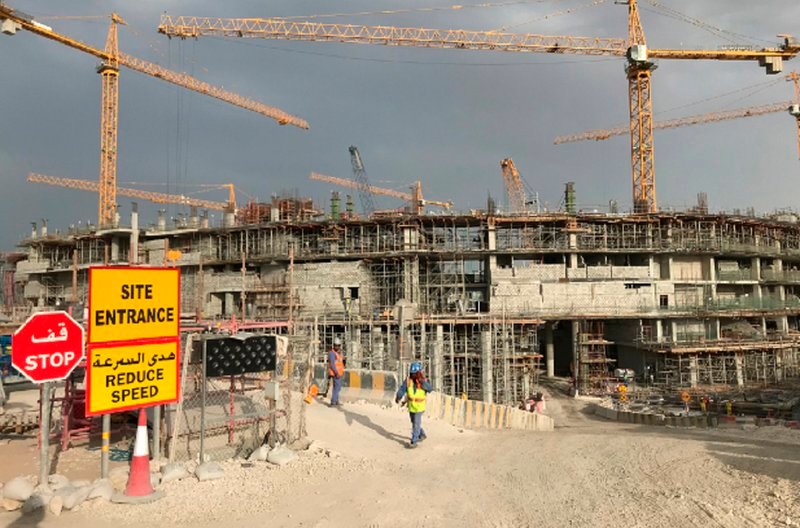 Gastarbeiter arbeiten auf den Baustellen wie moderne Sklaven, kritisieren Menschenrechtler. – Bild: phoenix/​ZDF/​Maik Gizinski