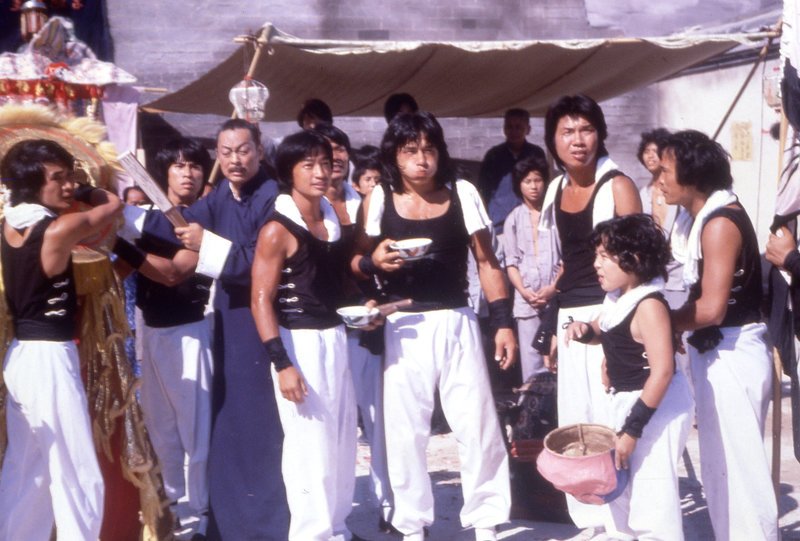 Die Brüder Dragon (Jackie Chan) und Tiger (Pai Wei) sind Waisen und grundverschieden. Eigentlich lernen beide in der gleichen Schule Kung-Fu, doch während der jüngere Dragon gehorsam ist, arbeitet Tiger heimlich für eine andere Schule. – Bild: Tele 5