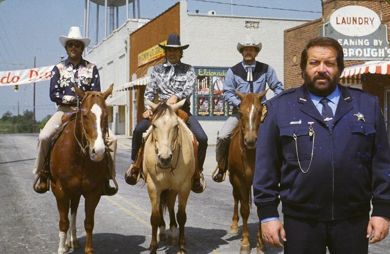 Sheriff Hall (Bud Spencer, r.) – Bild: Tobis Film Lizenzbild frei Sheriff Hall (Bud Spencer, r.) – Bild: Tobis Film Lizenzbild frei