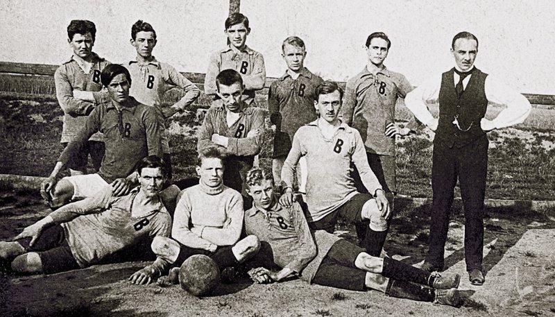 Das erste Borussia Dortmund (BVB)-Mannschaftsfoto (aus dem Jahr 1913) mit schwarz-gelben Trikots. – Bild: WDR/​www.franz-jacobi.de