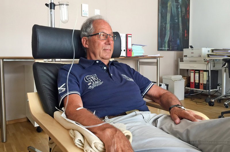 Michael Paech aus Böblingen nimmt an einer Studie mit einem neuen Medikament teil. Ein sogenannte „Antikörper“ soll das giftige Eiweiß, Amyloid, im Gehirn entfernen. Wird sich die Therapie bewähren? Er bekommt das Medikament als Infusion. Seine Frau hat bemerkt, dass er zunehmend vergesslich geworden ist. – Bild: SWR/LotharZimmermann Michael Paech aus Böblingen nimmt an einer Studie mit einem neuen Medikament teil. Ein sogenannte „Antikörper“ soll das giftige Eiweiß, Amyloid, im Gehirn entfernen. Wird sich die Therapie bewähren? Er bekommt das Medikament als Infusion. Seine Frau hat bemerkt, dass er zunehmend vergesslich geworden ist. – Bild: SWR/LotharZimmermann
