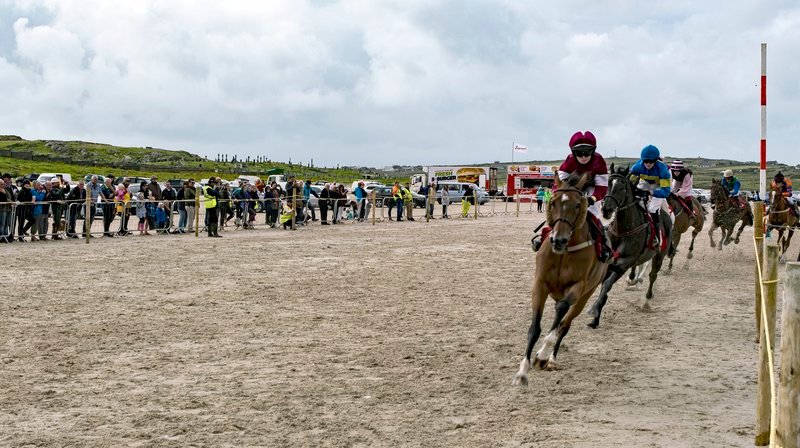  Wettrennen im Watt: Bei den berÃ¼hmten â€œOmey Racesâ€ galoppieren die Pferde auch gegen die Flut. Die â€žRennbahnâ€œ wird bei Niedrigwasser vor der Insel Omey in den Sand gebaut und existiert nur fÃ¼r wenige Stunden. – Bild: NDR/​doclights/​Johannes Rudolph