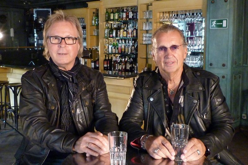 Dicky Tarrach (l) und Herbert Hildebrandt von der Gruppe „The Rattles“ spielten im Vorprogramm der Bravo-Beatles-Blitztournee in Essen. – Bild: WDR/​taglicht media