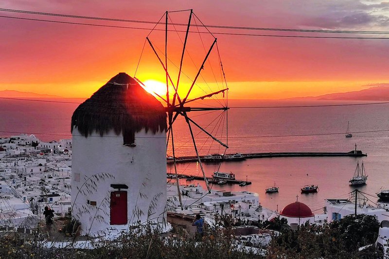 MareTV Griechenlands blau-weisse Inselwelt Eine Windmühle im Sonnenuntergang auf der malerischen Insel Mykonos. SRF/​NDR/​Till Lehmann – Bild: SRF2