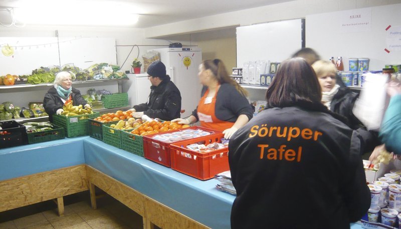 Die Ehrenamtlichen der Tafel in der Gemeinde Sörup in Schleswig-Holstein (bei Flensburg) haben die Waren vorbereitet und sind bereit für die Kunden. – Bild: NDR/Knut Weinrich Die Ehrenamtlichen der Tafel in der Gemeinde Sörup in Schleswig-Holstein (bei Flensburg) haben die Waren vorbereitet und sind bereit für die Kunden. – Bild: NDR/Knut Weinrich