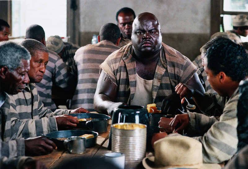 Im Gefängnis lernen Claude und Ray, die unschuldig zu lebenslänglich verurteilt wurden, viele Mithäftlinge kennen, darunter auch Goldmouth (Michael Taliferro, M.). – Bild: 1999 Universal Studios. All rights reserved Lizenzbild frei Im Gefängnis lernen Claude und Ray, die unschuldig zu lebenslänglich verurteilt wurden, viele Mithäftlinge kennen, darunter auch Goldmouth (Michael Taliferro, M.). – Bild: 1999 Universal Studios. All rights reserved Lizenzbild frei