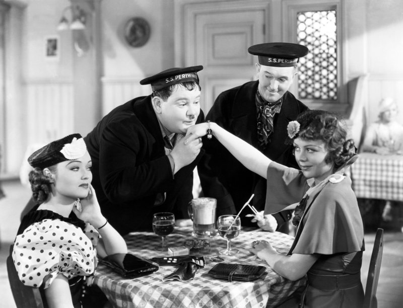 Lona Andre, Oliver Hardy, Stan Laurel, Iris Adrian. – Bild: ORF Lona Andre, Oliver Hardy, Stan Laurel, Iris Adrian. – Bild: ORF