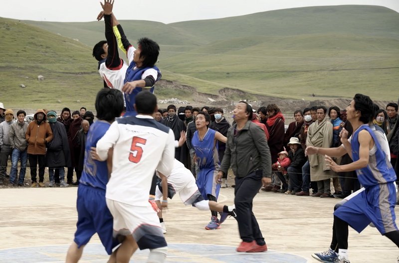 Auch wenn die Basketballmannschaft von Ritoma dieses Match verloren hat, wird sie weiter trainieren, um die nächsten Spiele zu gewinnen. – Bild: ARTE France / © Ampersand Auch wenn die Basketballmannschaft von Ritoma dieses Match verloren hat, wird sie weiter trainieren, um die nächsten Spiele zu gewinnen. – Bild: ARTE France / © Ampersand