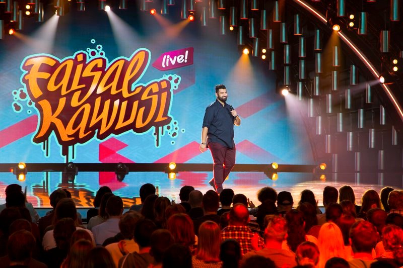 Selbstironisch, komisch, mit gedanklicher Schärfe und viel Humor kann Faisal Kawusi endlos viele Anekdoten darstellen und nimmt dabei kein Blatt vor den Mund. – Bild: MG RTL D /​ Guido Schröder
