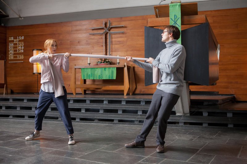 Rebecca (Andrea Sawatzki) versucht, Thaddäus (Franz Hartwig) mit Seilziehen etwas aufzulockern. – Bild: ZDF und Conny Klein Rebecca (Andrea Sawatzki) versucht, Thaddäus (Franz Hartwig) mit Seilziehen etwas aufzulockern. – Bild: ZDF und Conny Klein