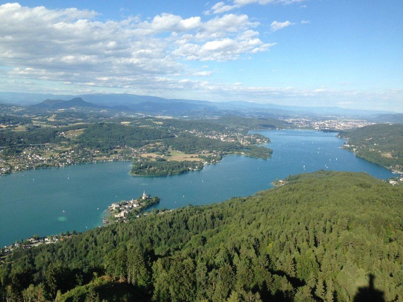 Blick vom Pyramidenkogel auf den Wörthersee. – Bild: ORF Blick vom Pyramidenkogel auf den Wörthersee. – Bild: ORF